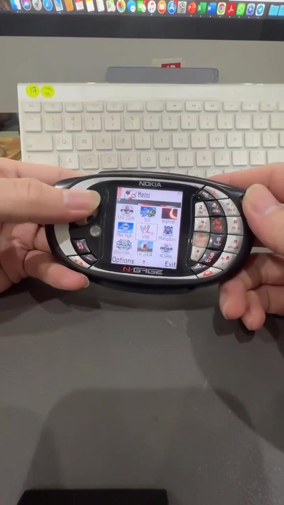 Nokia N-gage QD Game Multilingual Phone GSM 900/1800 Bluetooth 2.1" + Game Card