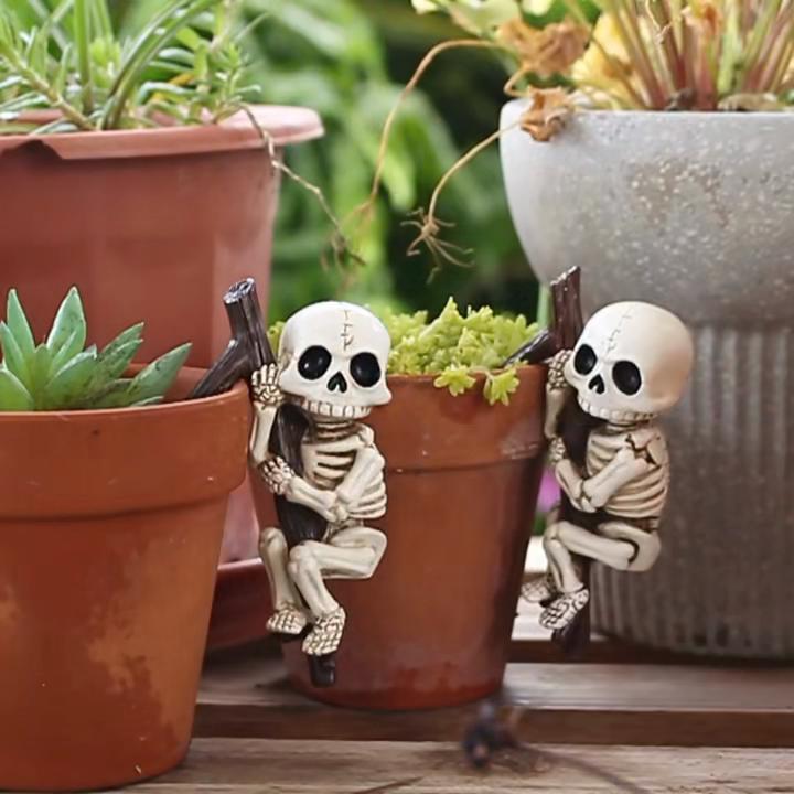 2PCS Halloween Decor Climbing Skeleton Figurine,Flower Pot Hanger Mini Skeletons Halloween Resin Skeleton Ornament for Bonsai Planter Edge Decoration