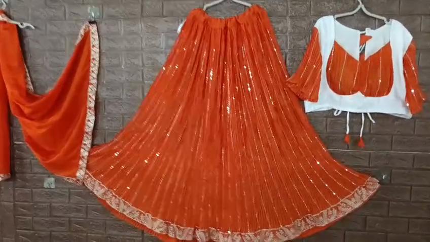 Lehenga Choli Presentiamo un lehenga in chiffon perfettamente miscelato per la stagione festiva per incantare il tuo look collezione 2026