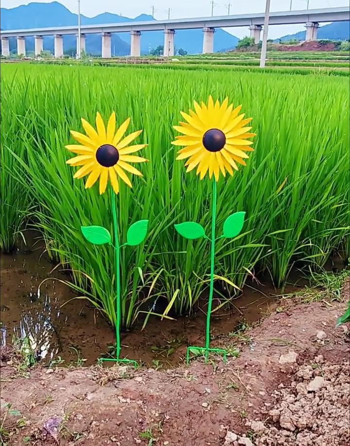 Outdoor Garden Rotating Metal Windmill Iron Patio Villa Lawn Sunflower Decoration Plug-in Ornaments