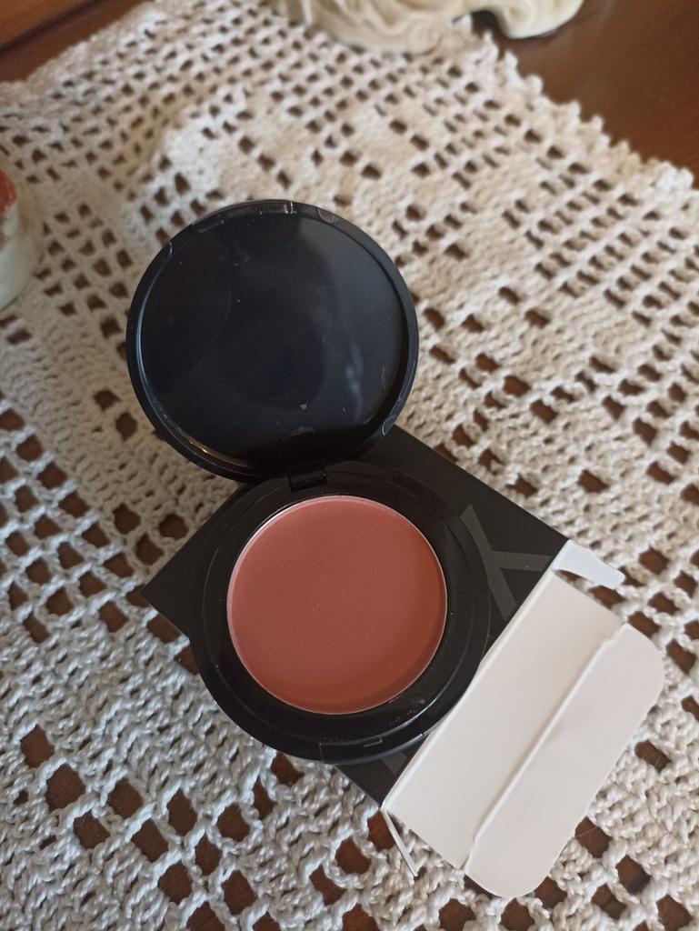 Лаура Бетти жалаңаш Лаура Бетти жалаңаш