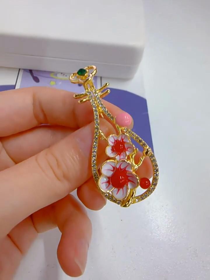 Retro Enamel Plum Blossom Pipa Brooch Women's Exquisite Guochao Cardigan Anti-light Pin High-end Cheongsam Accessories Corsage