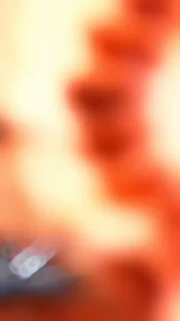 Material mătăsos moale și crocant cu lucru multi-fir și bordură din dantelă cu paspoal.