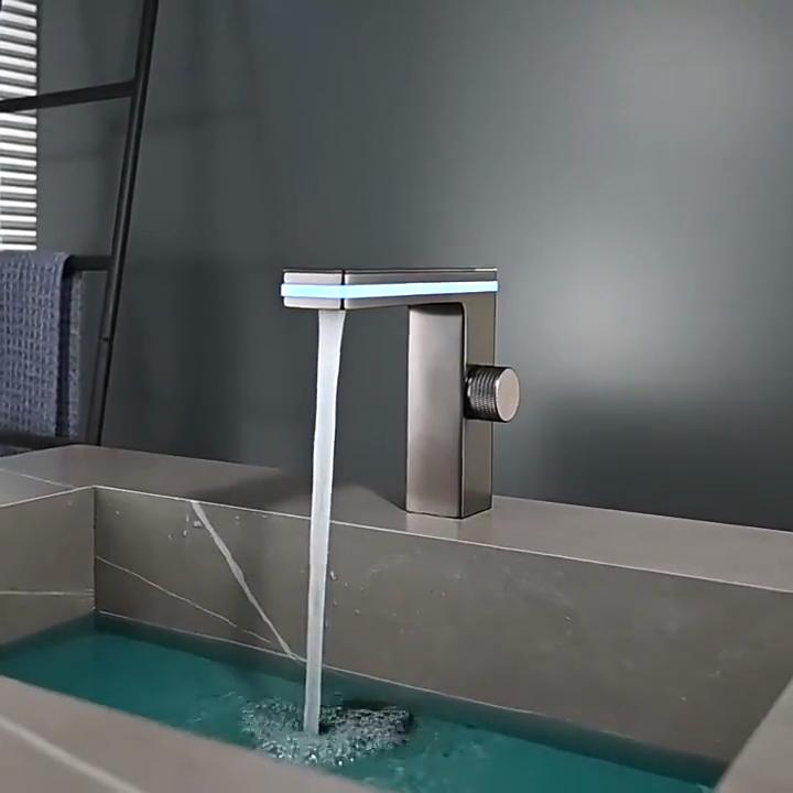Slimme Digitale Badkamerkraan met Temperatuurweergave 270° Omgevings-LED-Verlichting Waterbesparende Beluchter