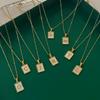 Halsband med ormsnöre i rostfritt stål med alfabet för kvinnor Europeisk och Amerikansk Stil 18k Guld Fyrkantigt Snäckskalshänge Ins Mode Karaktärer)