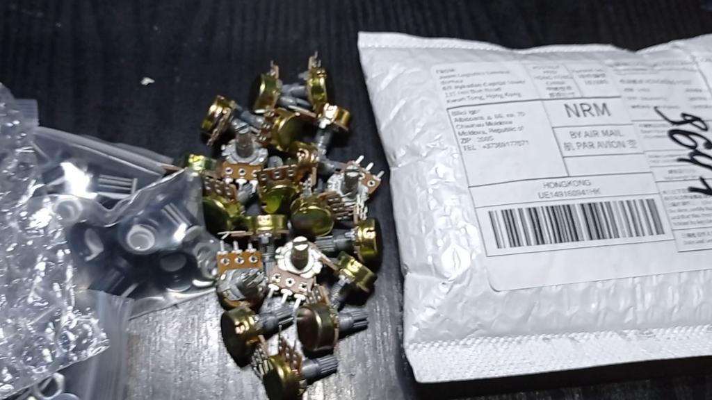 20PCS Knurled Shaft B10K 10K Rotary Taper Potentiometer with Black Knob WH148 Kit for Audio