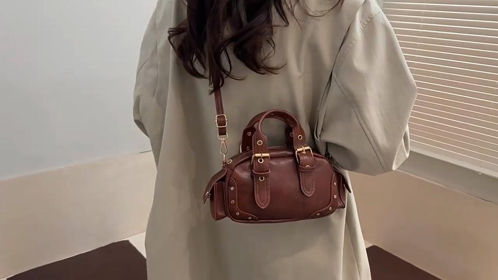 Yogodlns Trend Y2K Retro Rivet Shoulder Bag Spicy Girl Vintage Underarm Bag Pu Leather Handbag Locomotive Bowling Bag