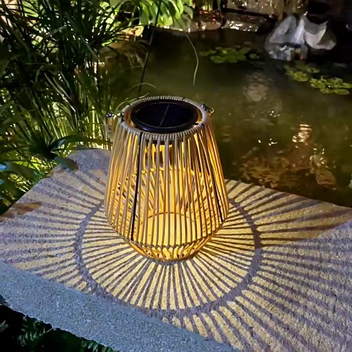 Solarbetriebene Rattan-Bambus-Laterne IP65 Wasserdichte Hänge- & Steh-Dekorationsleuchte für Balkon Terrasse Hof Garten Außenbereich