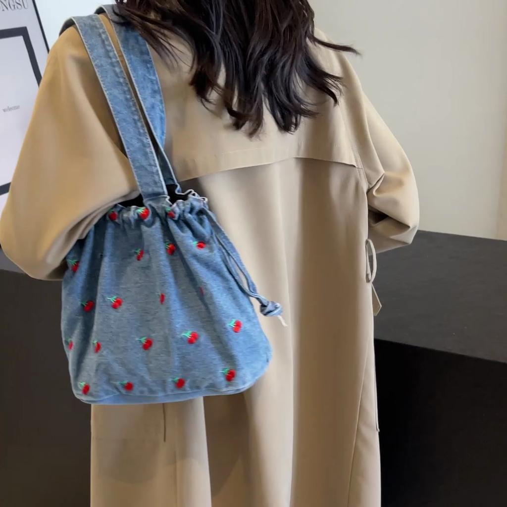 Dámská crossbody kabelka Cherry Embroidery Ramenní taška Commuter Small Tote Bag