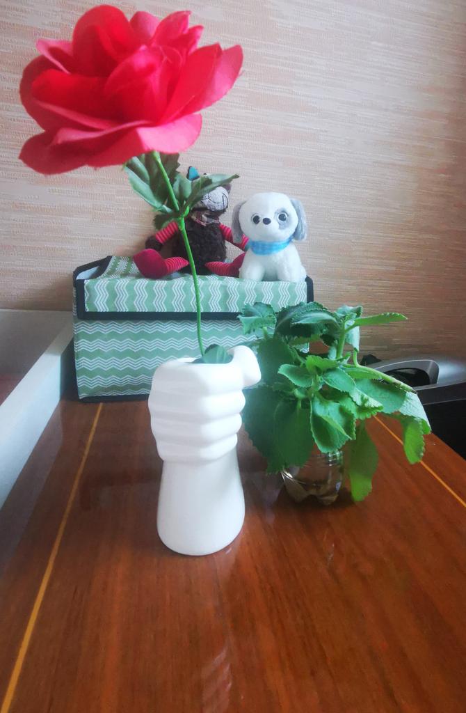 Vaso per fiori artificiali in ceramica a forma di mano vaso da