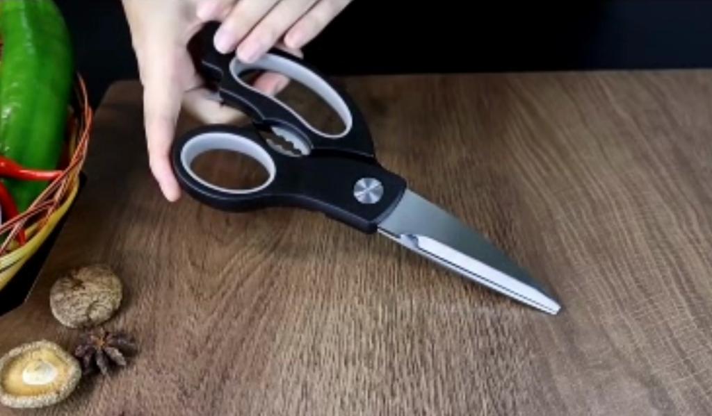 Stainless Steel Multifunctional Kitchen Scissors PP + TPR Comfort Handle Chicken Bone Cutter Shears with Nut Cracker