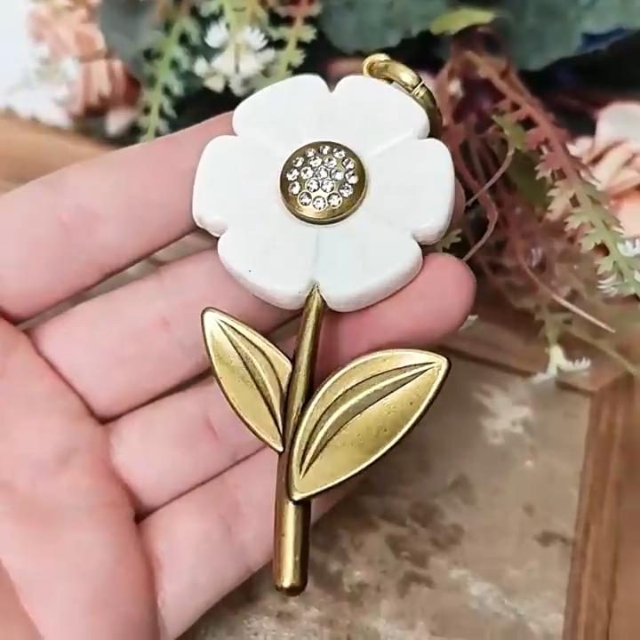 Keychain Pendant Sparkling Rhinestones Inlaid Flower Shape Key Chain Exquisite with Lobster Clasp Hanging Design Keyring Backpack Accessory Rhinestone