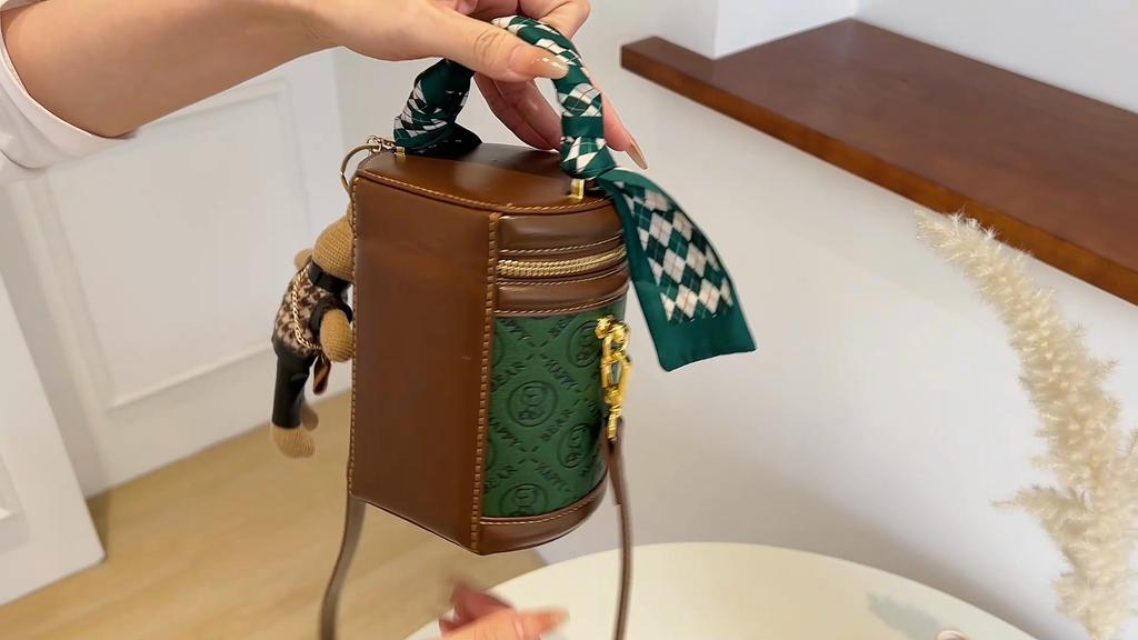 Fashion PU Leather Mini Bear Cylinder Handbag Women'S Crossbody Bucket Bag Women Zipper Shoulder Bag Scarf Decor