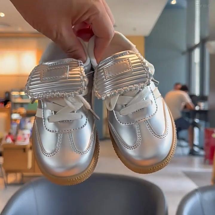 Spring and Autumn New Boys and Girls Sports Shoes Solid Soft Sole College Style Casual Sports Shoes