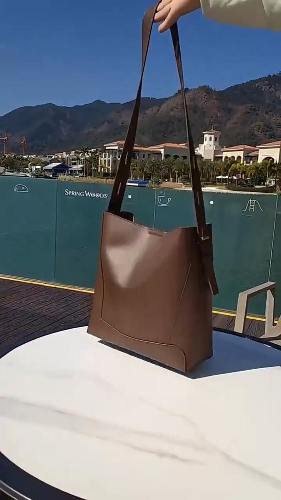 2025 New Real Leather Shoulder Bag High Capacity Calfskin Ladies Handbags Tote Bags For Commute OL Bucket Shopping Bag