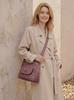 Einfarbige Damen Crossbody-Tasche mit geripptem Panel und Nieten-Details Elegante Kunstleder-Umhängetasche für den täglichen Gebrauch