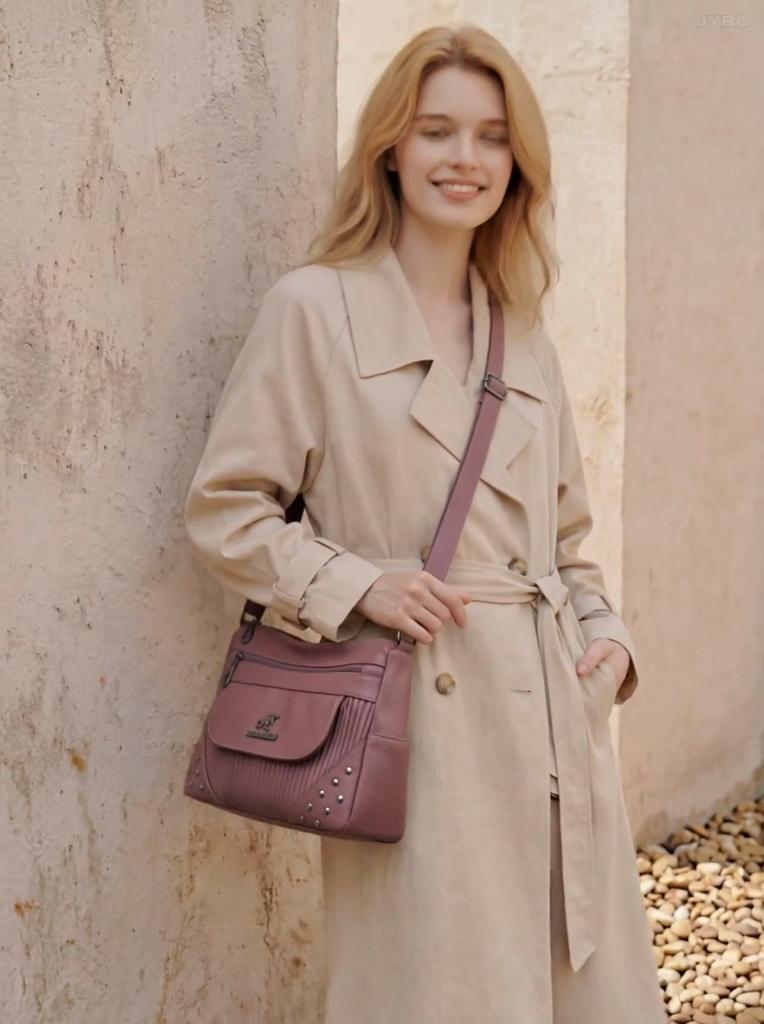 Einfarbige Damen Crossbody-Tasche mit geripptem Panel und Nieten-Details Elegante Kunstleder-Umhängetasche für den täglichen Gebrauch
