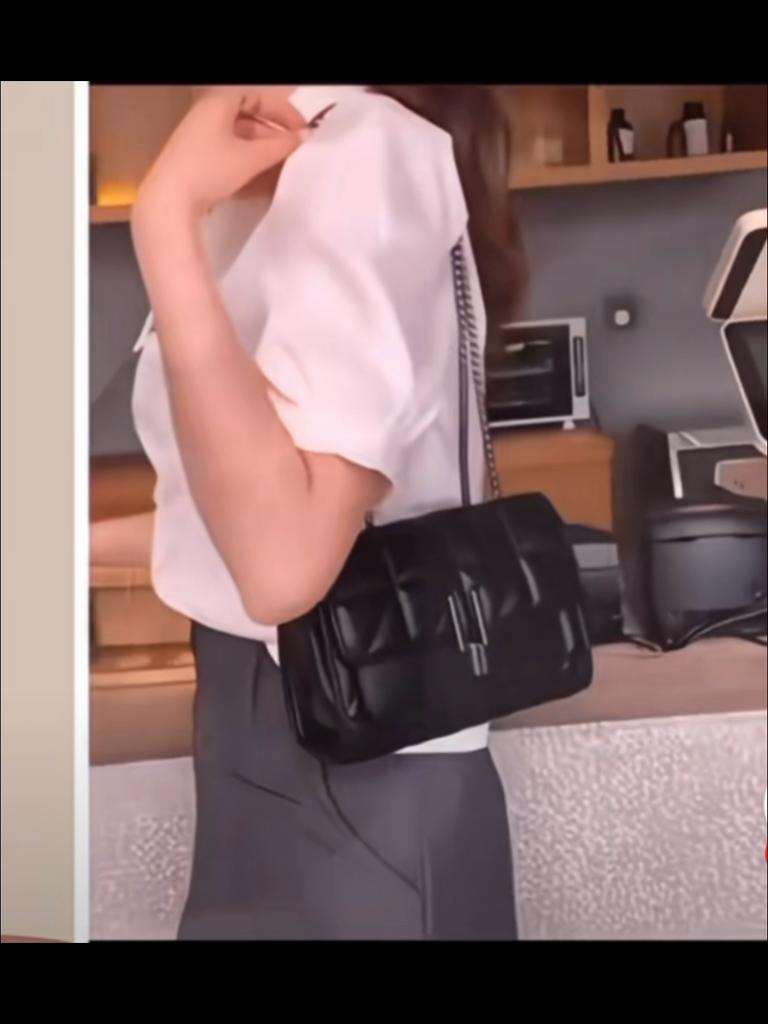 Bolso de hombro clásico y moderno con cadena cuadrada en color negro, bolso de mano con solapa y diseño minimalista acolchado para mujer