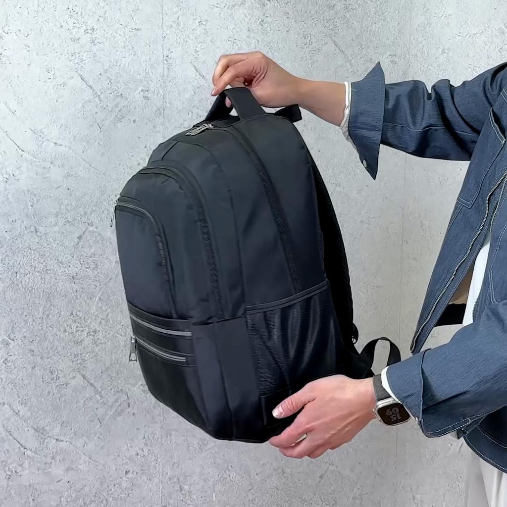 Einfarbiger Rucksack mit mehreren Reißverschlusstaschen und seitlichen Netztaschen, ideal für Schule und Reisen