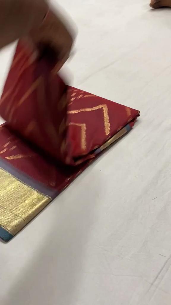 Ren myk silkesari med vakkert sikksakk viskose zari-design med zari-kant og rik ikkatvevd pallu