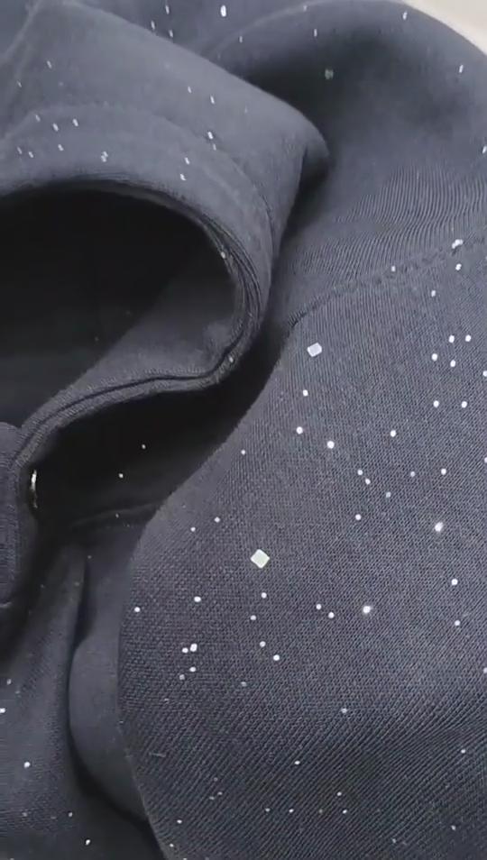 Winter starry sky is fashionable, shiny, slightly shoulder-falling hooded long-sleeved sweatshirt base shirt jacket