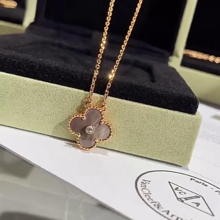 Kvinners Firkløver Halskjede Enkelt Blomst Hvit Perlemor Rød Agat Anheng Kragebenskjede