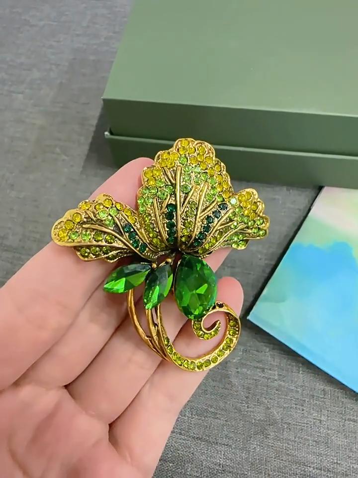 Retro Exquisite Fashion Flower Brooch Temperament Versatile High-end Clothing Accessories Pin Anti-light Dress Accessories