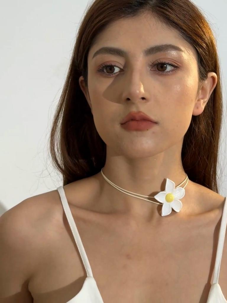 New Summer Simulation Resin Flower Necklace for Women, Fashionable and Versatile Short Neck Accessory, Niche Temperament Necklace