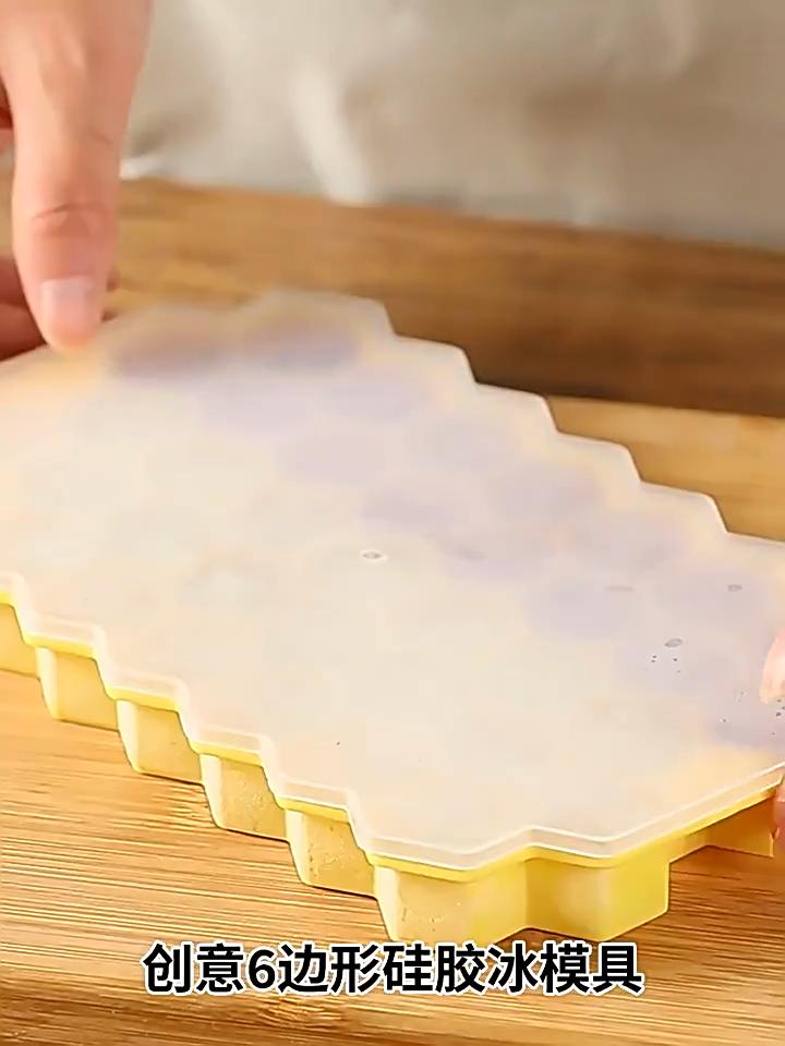 Thickened 37 Hole Honeycomb Ice Tray with Lid, Essential for Holiday Drinks and Frozen Desserts, Ice Mold, Refrigerator Ice Storage