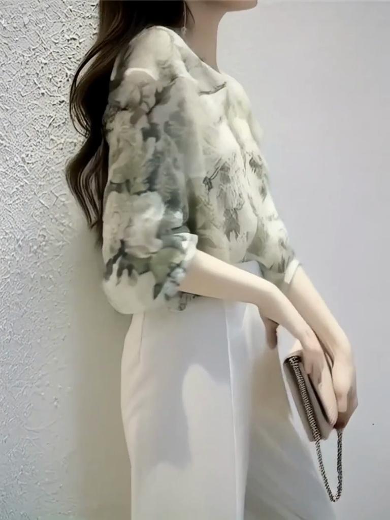 Zomerblouse voor dames van chiffon met groene bloemenprint en ruches aan de zoom.
