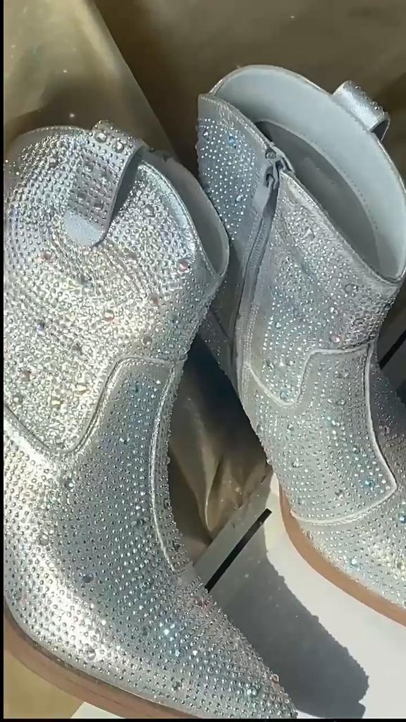 Cowboystøvler med strass - Lav blokkhæl, spiss tå, glidelåslukking, glitrende og skinnende, stofffôret, gummisåle støvler