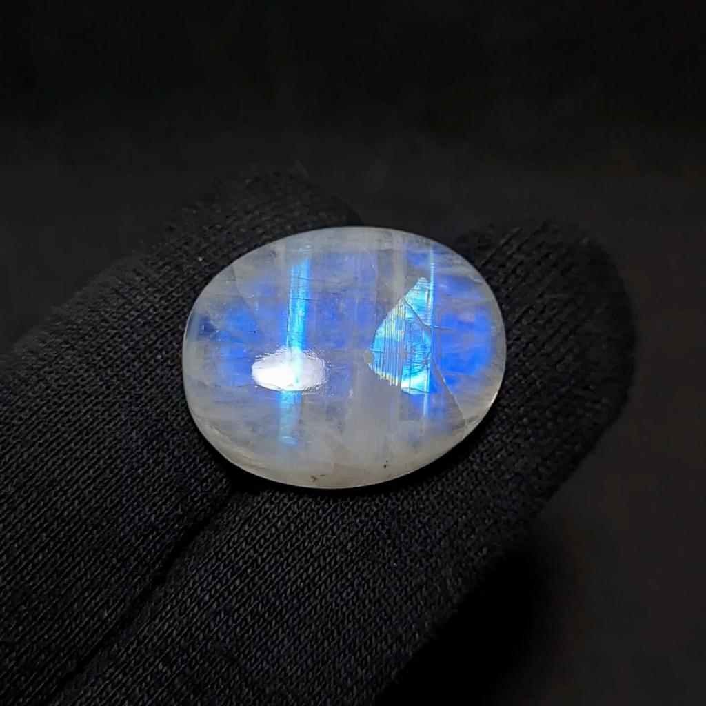 Amazing Quality 43.90 Carat Natural White Rainbow Moonstone Loose Cabochon Gemstone, 26x21x9 MM Size.