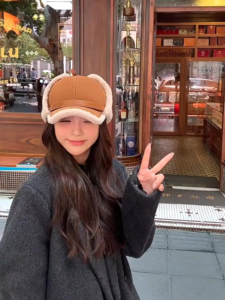 Women Fur Lamb Wool Warm Thick Earflaps Bomber Hats Girls Fur Baseball Cap Russian Unisex Hight Quality Hat Winter Leather Hat