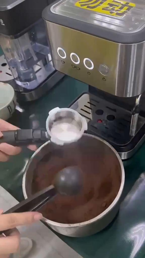 Kávovar Italský poloautomatický kávovar na espresso s vysokotlakou extrakcí a napěněním mléka