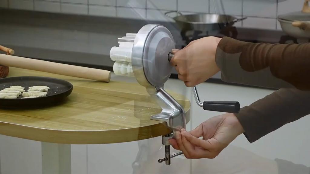 Ręczna przenośna maszynka do makaronu Ręczna maszynka do makaronu wykorzystuje ergonomiczną konstrukcję korby ręcznej do prasowania makaronu