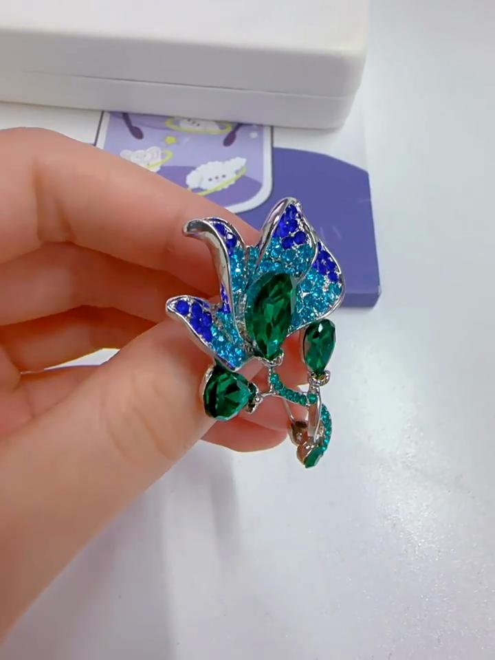 Premium New Colored Diamond Calla Lily Brooch Exquisite Fashion Elegant Women's Suit Corsage Dress Accessories Pin