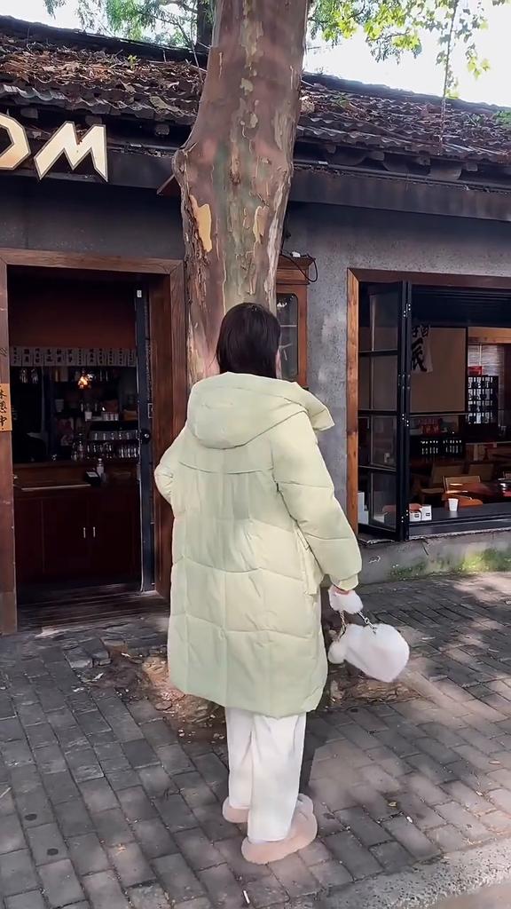 Korejská verze zahuštěného chlebového oblečení péřové oblečení s bavlněnou podšívkou pro ženy, volná zimní bunda střední a dlouhá bunda s podšívkou na kolena