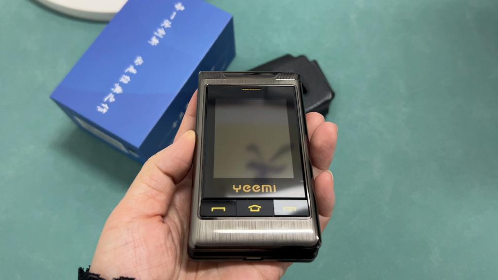 G10-1 Telefon z klapką 2,8 cala Połączenie SOS jednym przyciskiem 1800 mAh FM Bluetooth Duża klawiatura Duży głos Telefon komórkowy 4G z przyciskiem