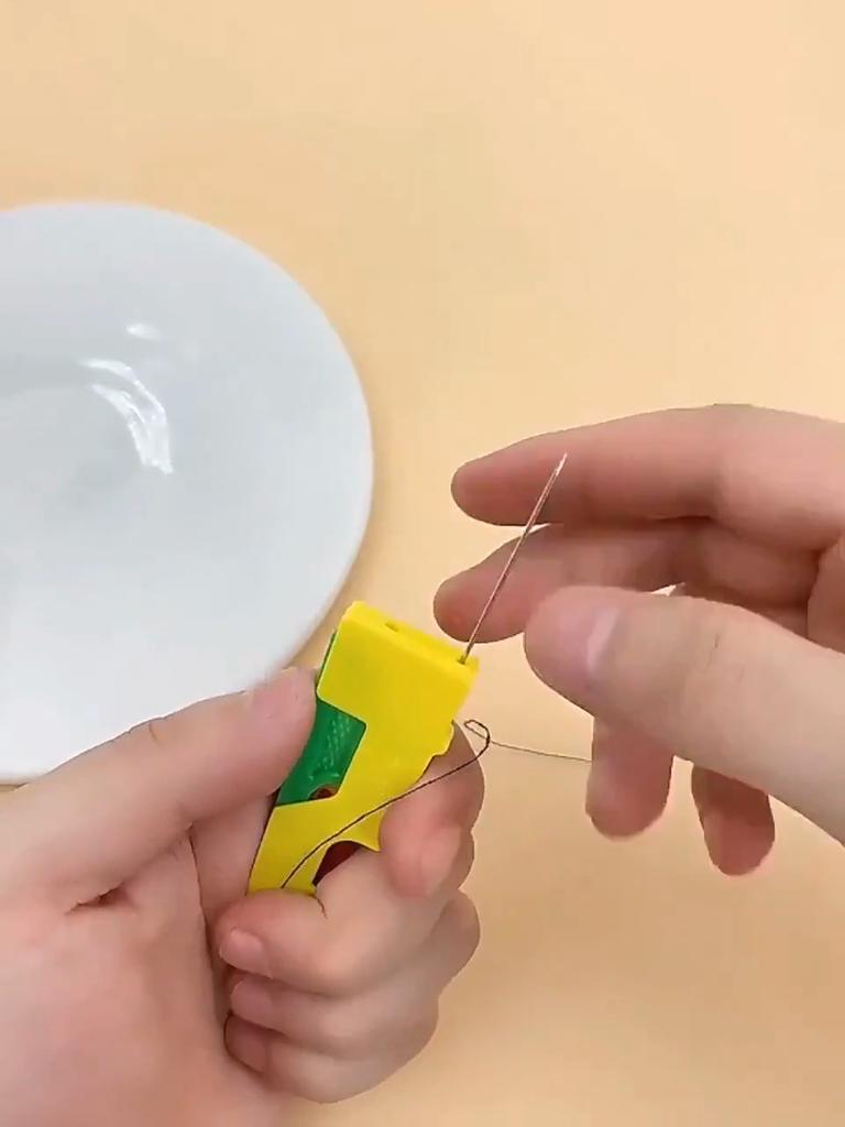 Automatic Needle Threader Elderly Self-Thread Guide Sewing Needle Device for Hand Stitching Machine Quick Needle Threadin Household Stitch Device