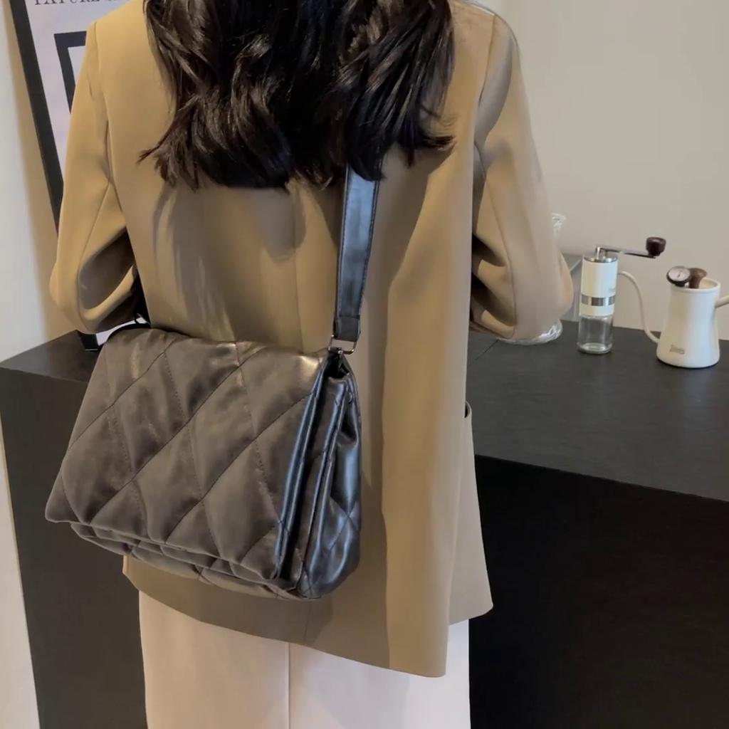 Luxusní ležérní kabelka přes rameno pro ženy, měkká prošívaná černá taška přes rameno, zimní silná crossbody taška, teplá péřová kabelka pro dámy