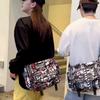 2024 Neue Street Herren- und Damen-Umhängetasche Großes Fassungsvermögen Bedruckte Schultertasche Koreanische Mode Studenten-Rucksack Aufbewahrungstasche