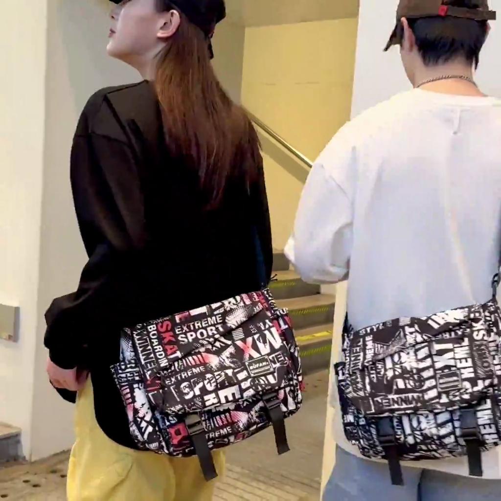 2024 Neue Street Herren- und Damen-Umhängetasche Großes Fassungsvermögen Bedruckte Schultertasche Koreanische Mode Studenten-Rucksack Aufbewahrungstasche