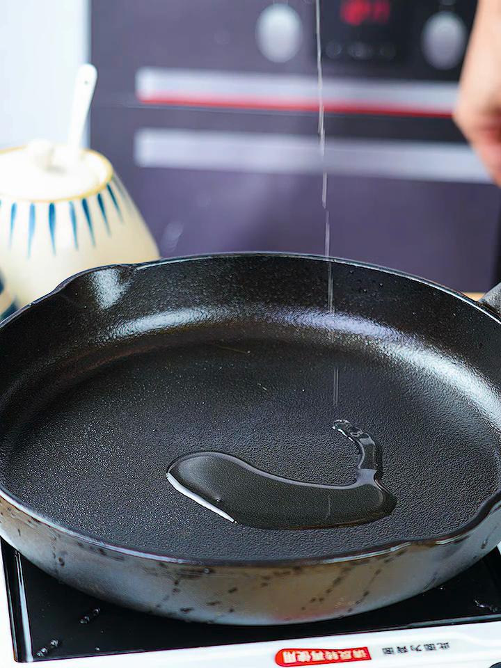 Telssida Thick Cast Iron Skillet, Uncoated Steak Pan, Non-Stick Frying Pan, Raw Iron Mini Breakfast Pan, 20cm, No Lid