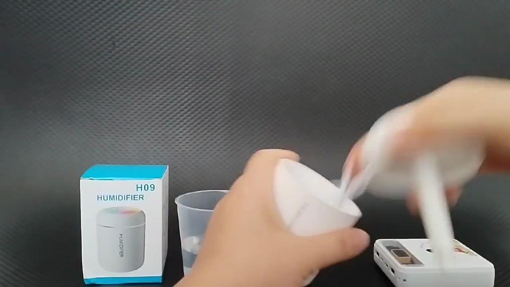 Mini Humidificateur d'Air 180ML USB Aromathérapie Diffuseur d'Arômes Électrique avec Lumières Colorées Purificateur d'Huiles Essentielles Créateur de Brume Lumières Pour Voiture Maison Chambre