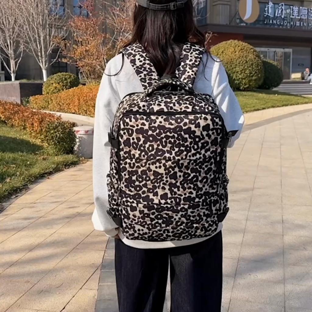 Rucksack mit Leopardenmuster, mehreren Taschen und verstellbaren Trägern
