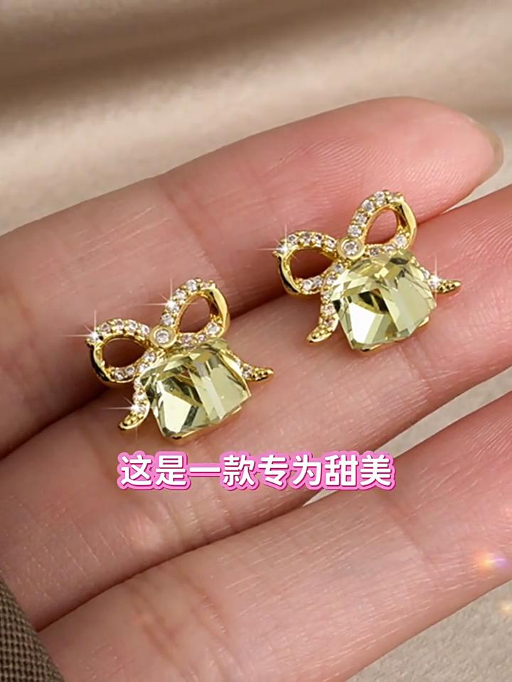 Sparkling Cubic Crystal Bow Earrings 3D Geometric Studs Sweet Minimalist Jewelry Hypoallergenic Lightweight Women Accessory Fashion Earrings